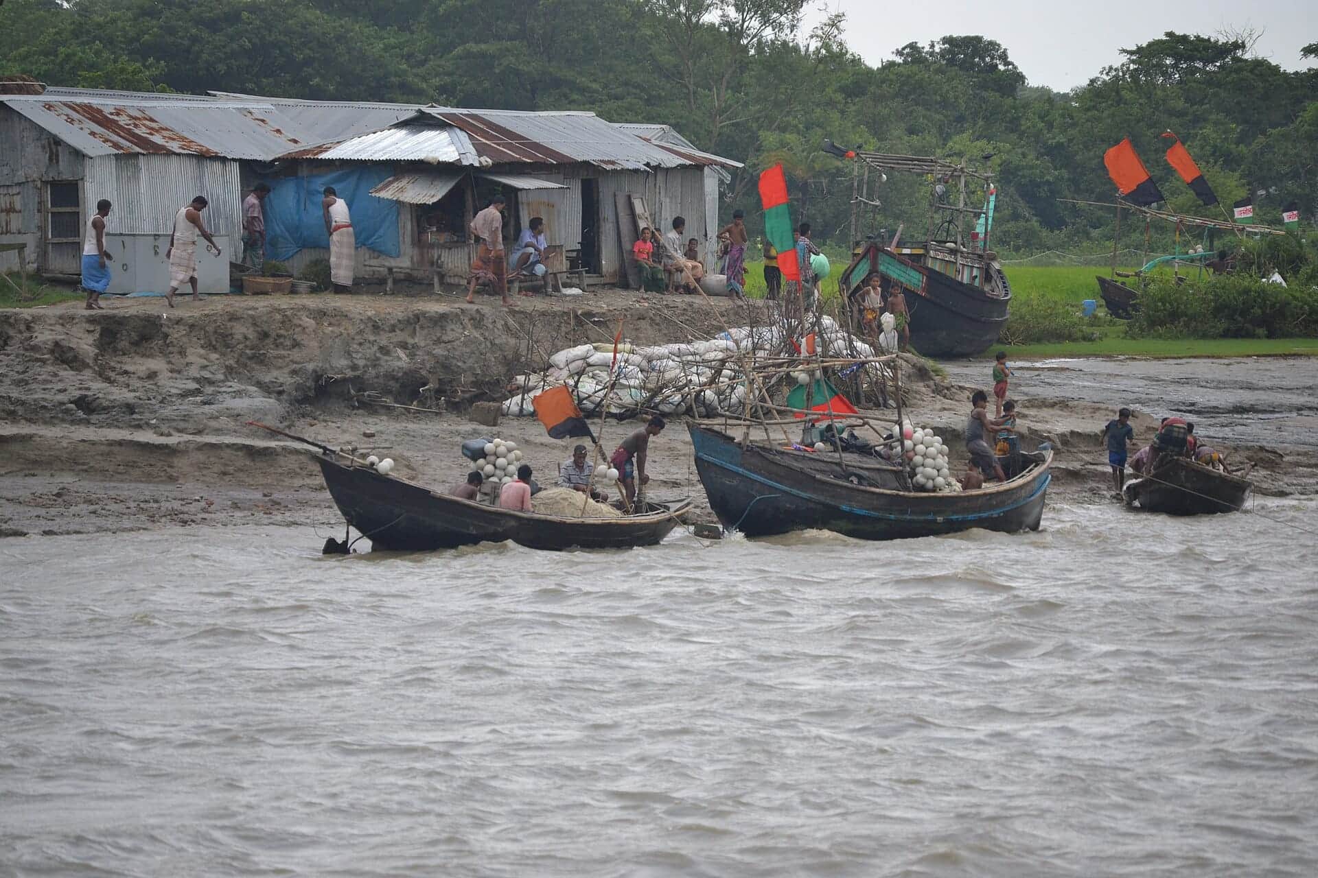 নদীভাঙনে ক্ষতিগ্রস্ত পরিবারের শিক্ষার্থীদের জন্য শিক্ষা সহায়তা