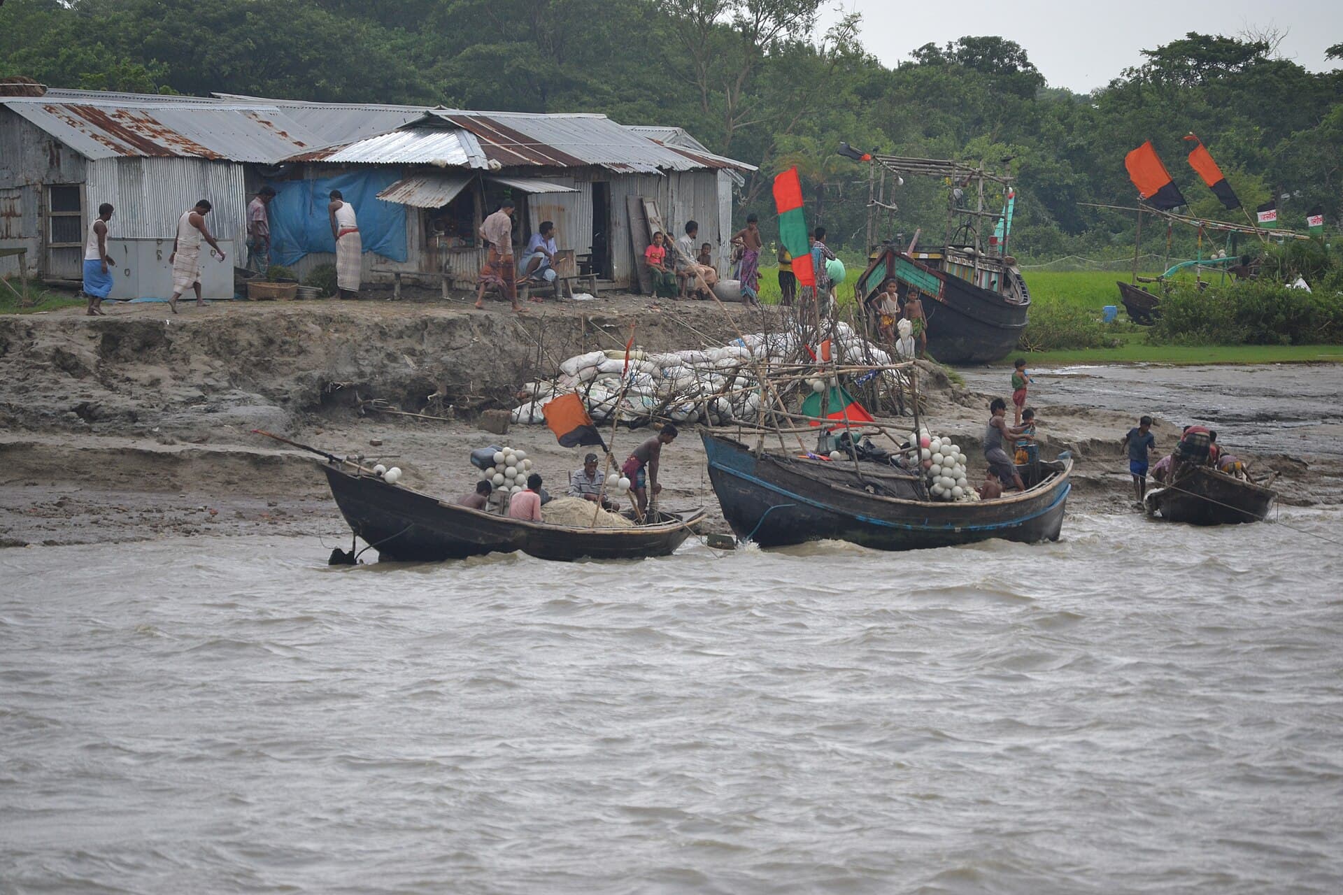নদীভাঙনে ক্ষতিগ্রস্ত পরিবারের শিক্ষার্থীদের জন্য শিক্ষা সহায়তা